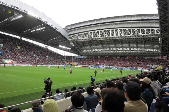 The stadium has a retractable roof.